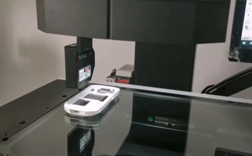 塑膠件尺寸一鍵測(cè)量拼接閃測(cè)+激光測(cè)平面度方案 塑膠件尺寸一鍵測(cè)量拼接閃測(cè)+激光測(cè)平面度方案